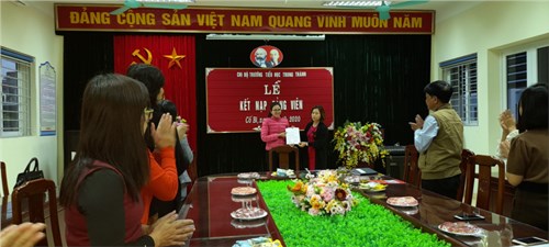 Chi bộ trường Tiểu học trung Thành tổ chức kết nạp Đảng viên mới cho quần chúng ưu tú Kiều Thị Thu Huyền